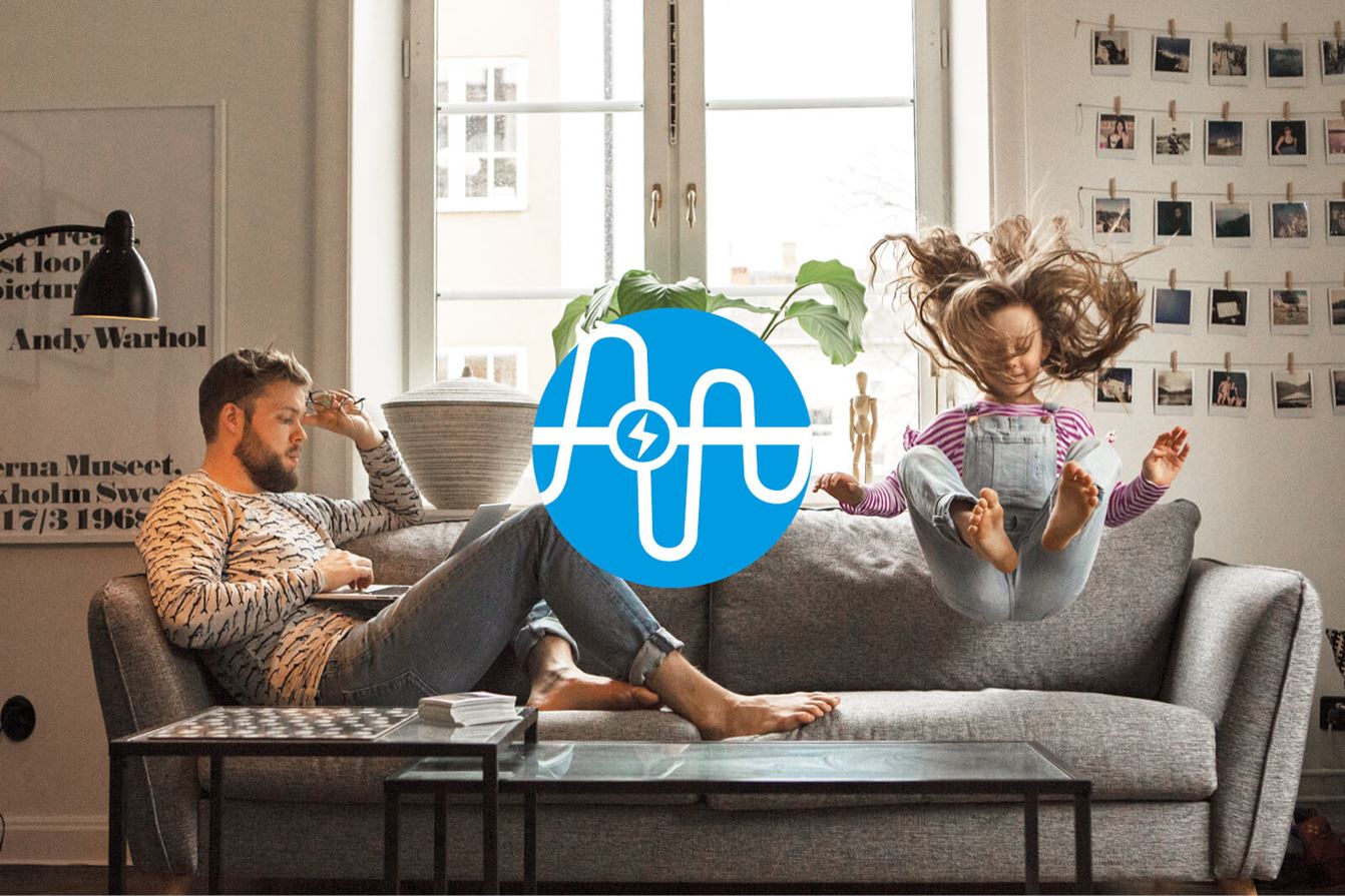 Man sitter i en soffa med en dator medan ett barn hoppar bredvid. En blå symbol för mixpris visas i mitten av bilden.