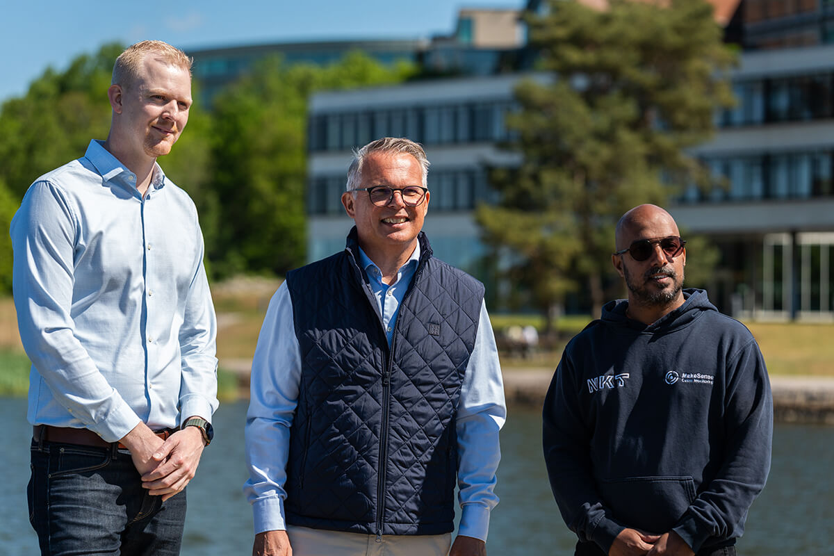Tre personer står utomhus vid vattnet framför BTH: Oskar Erlingsson (Roxtec), Mattias Dahl (BTH) och Christofer Odehammar (NKT).