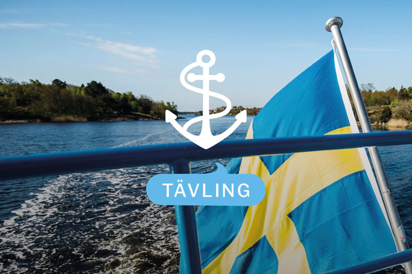 Svensk flagga på en båt som färdas på vatten, med texten ”Tävling” och en ankarsymbol ovanpå bilden.