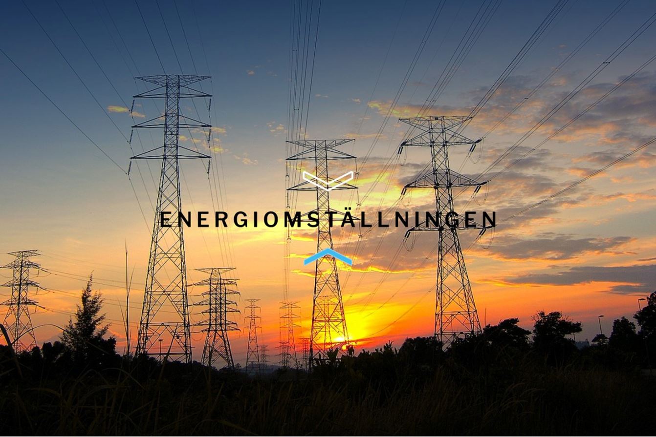Kraftledningsstolpar och elledningar mot en solnedgång. I mitten av bilden står texten ”Energiomställningen”.