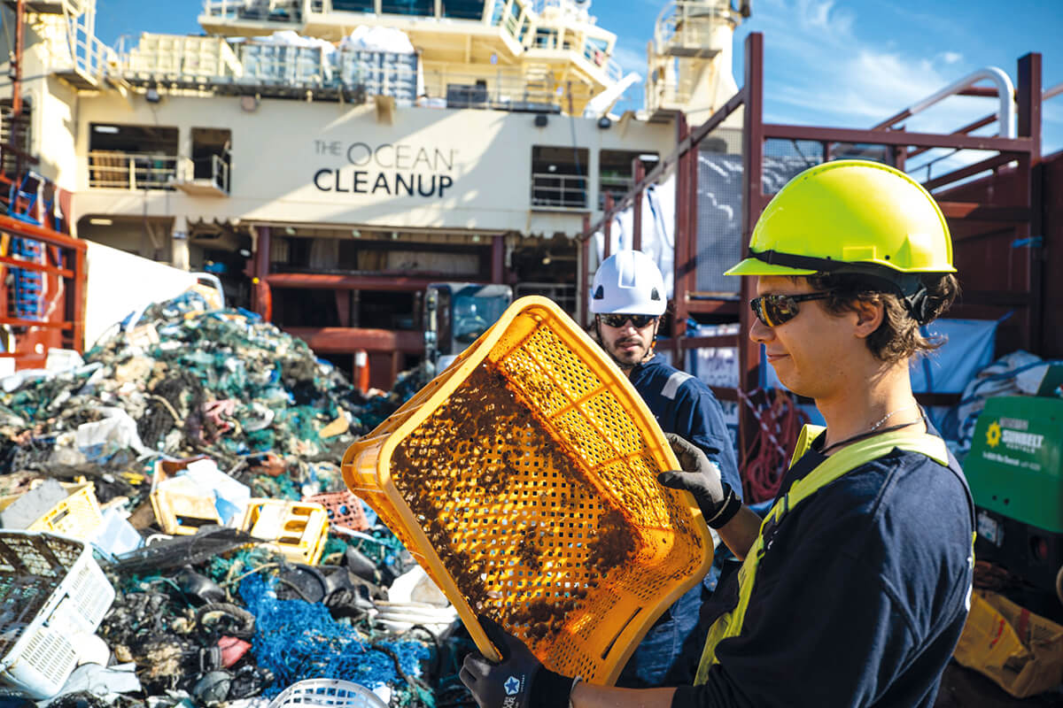 Städa världshaven - TheOceanCleanup-System03-Crew-Sorting-Plastic1-scaled.jpg