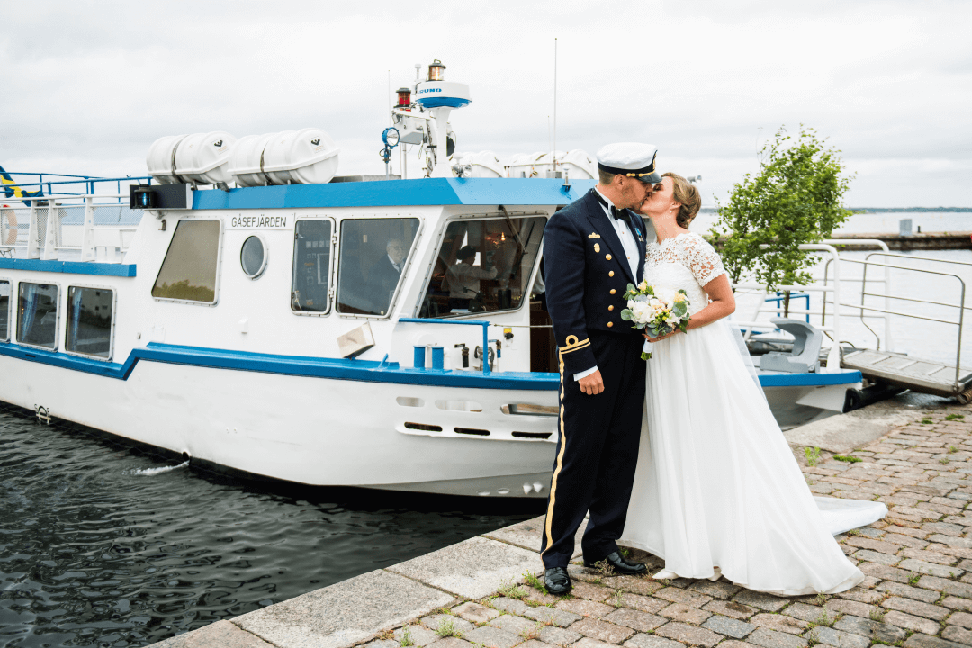 Bröllopspar framför båt