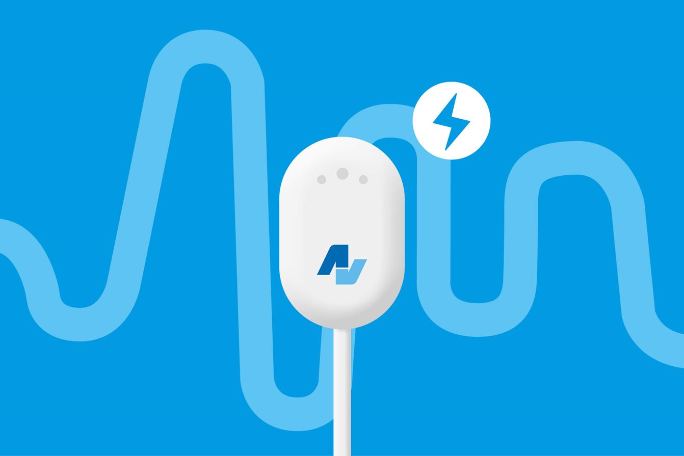 Bilden visar en vit realtidsmätare med en blå logotyp på framsidan. Bakom mätaren syns en blå bakgrund. En symbol för el, en blixt i en vit cirkel, är placerad ovanför mätaren.